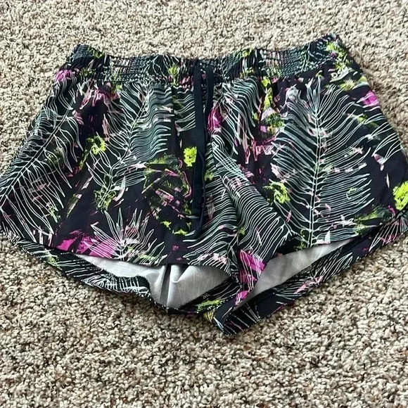 Shorts size small - Picture 1 of 2